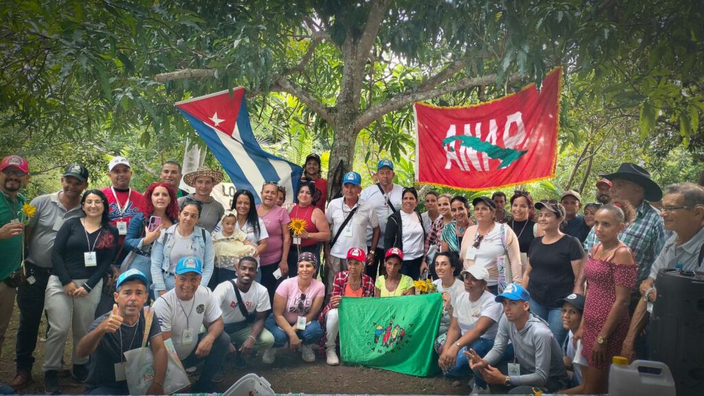 «Amor con amor se paga»: La Vía Campesina lanza campaña global de solidaridad con Cuba