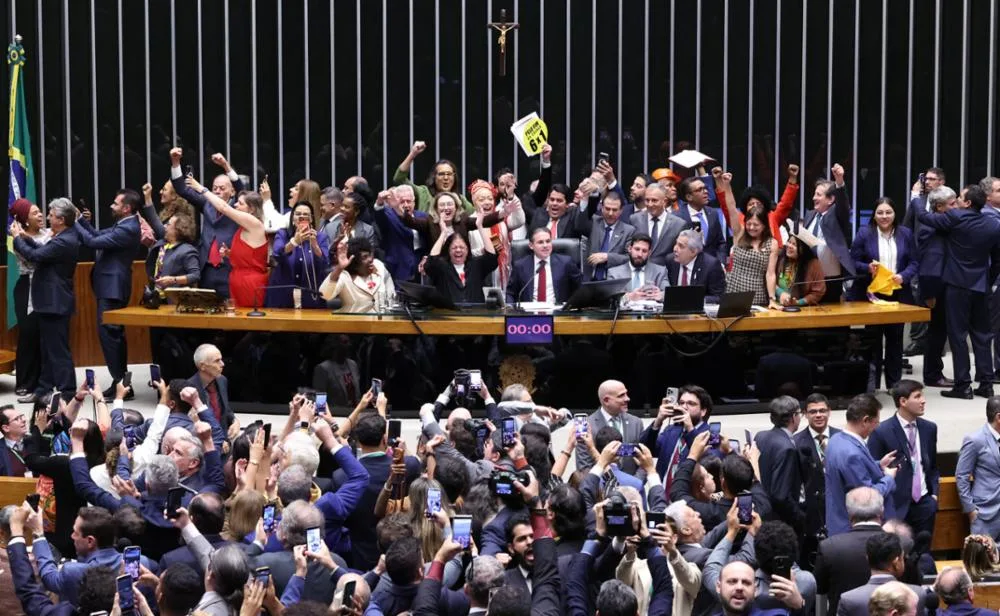 «Logro histórico y civilizador»: Diputados de Brasil aprueban fin del horario laboral 6×1